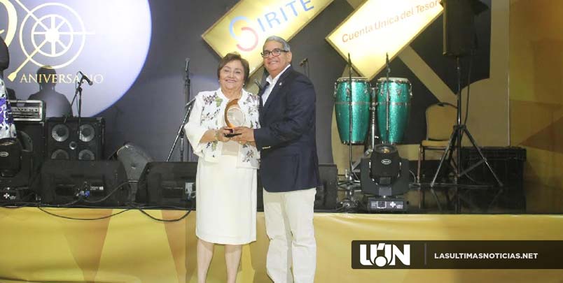 NOTA DE PRENSA: Tesorería Nacional entrega reconocimiento a Pastora Méndez.
