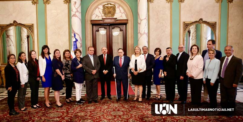 Danilo Medina recibe a miembros Hábitat para la Humanidad