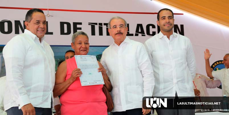 Presidente Danilo Medina entrega 1,478 títulos definitivos