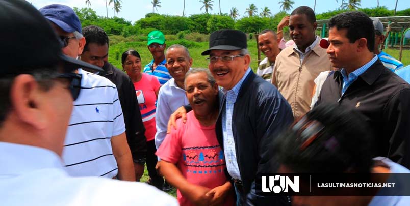 En amplio recorrido por Isla Saona y Bayahibe, Danilo Medina escucha y atiende necesidades de autoridades y habitantes