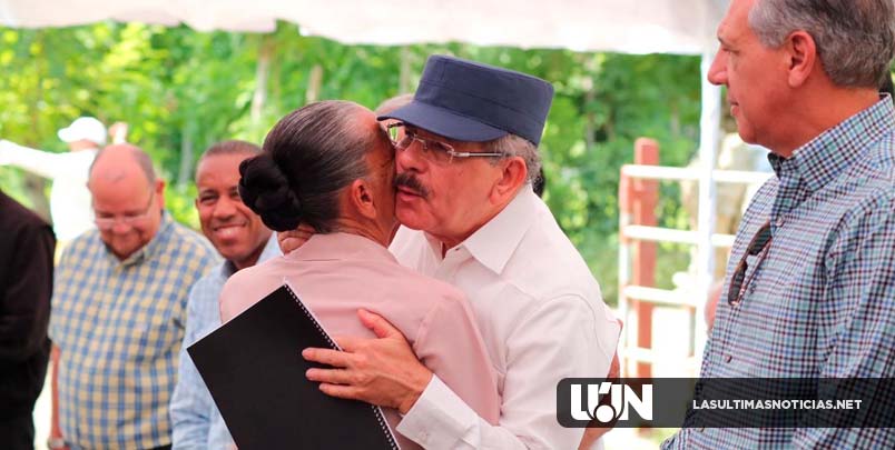 Danilo Medina apoya a productores de leche en Las Cuchillas de El Seibo