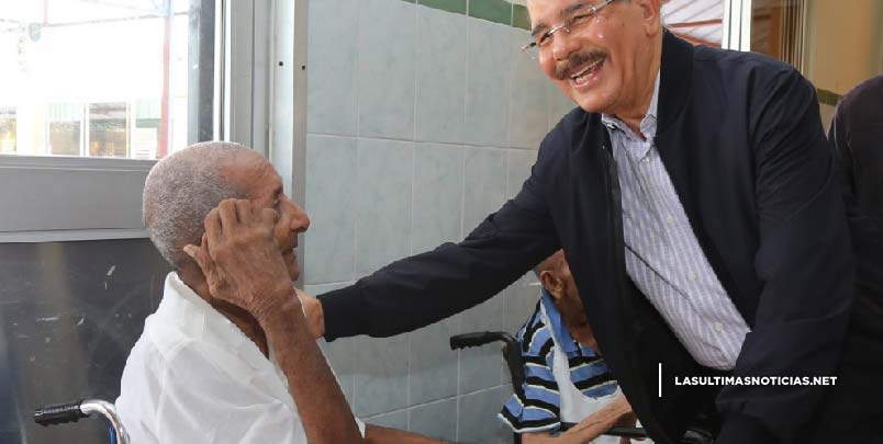 Danilo Medina lleva solidaridad del Gobierno a Hogar Ancianos San Francisco de Asís. Dispone aumento subvención y entrega autobús