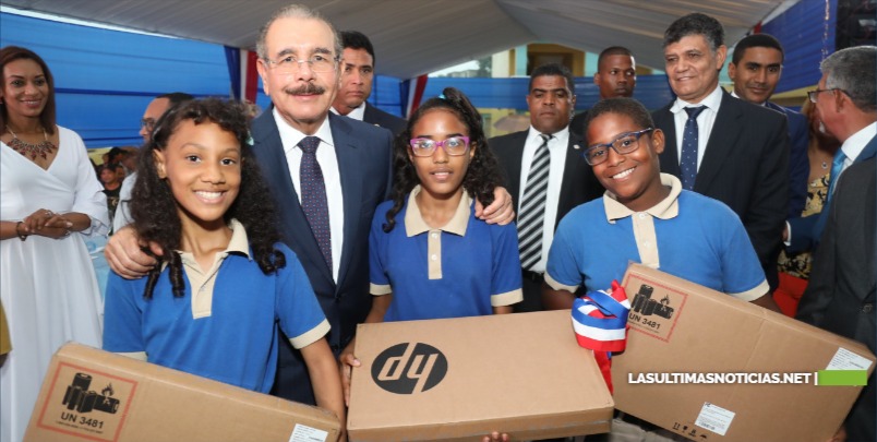 Presidente Danilo Medina entrega dos escuelas a comunidad de Manoguayabo. 1,610 estudiantes beneficiados con Jornada Escolar Extendida