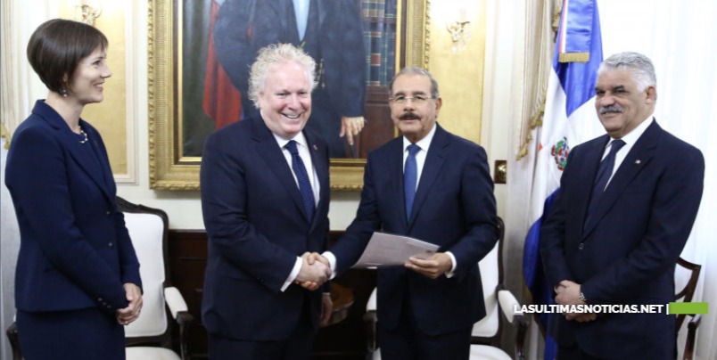 Presidente Danilo Medina recibe visita de cortesía de Jean Charest, enviado especial del primer ministro de Canadá