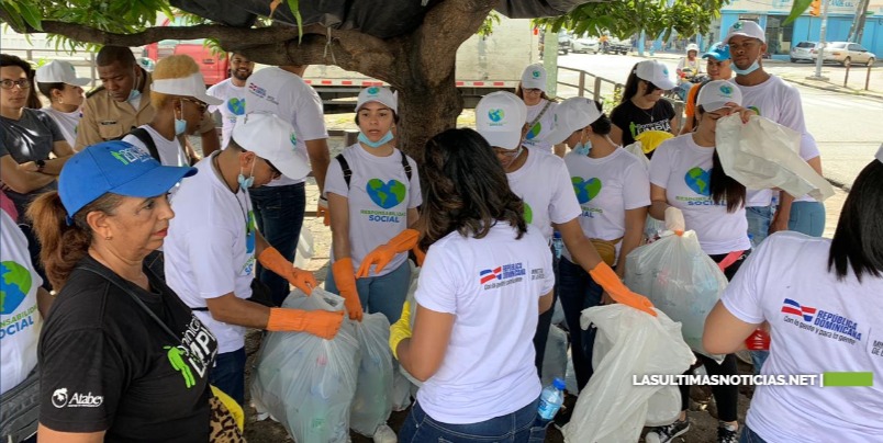 Empleados del Ministerio de la Presidencia participaron en jornada de limpieza y recolección de plástico
