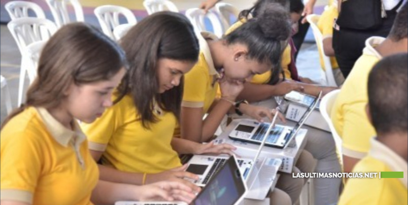 Ministerio de Educación inicia entregas de computadoras a estudiantes de Secundaria de la Regional  9 de la provincia Mao Valverde