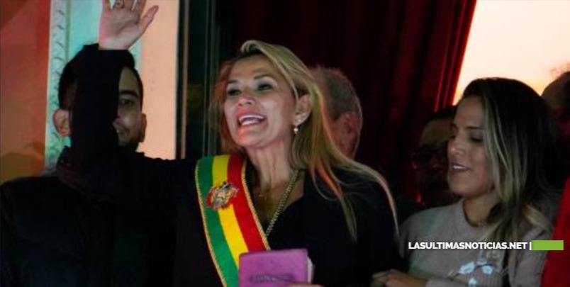 Jeanine Añez toma el mando interino de Bolivia para suceder a Evo Morales