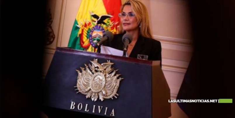 La nueva presidenta boliviana Jeanine Áñez deja a un lado los símbolos de Evo Morales