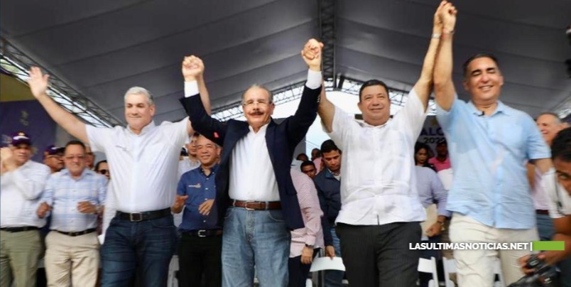 Danilo Medina y Gonzalo Castillo dejan juramentados los candidatos municipales de La Vega
