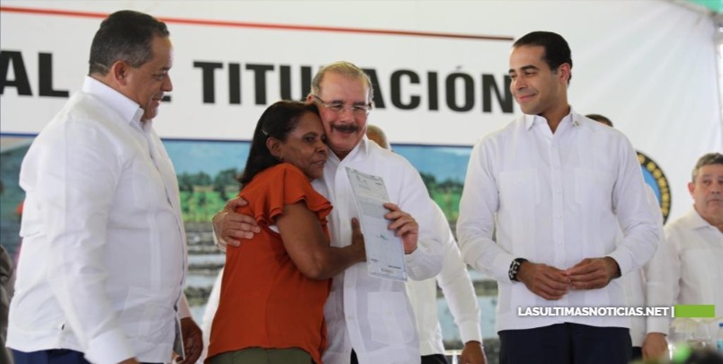 Presidente Medina entrega 759 certificados de títulos en Cabrera