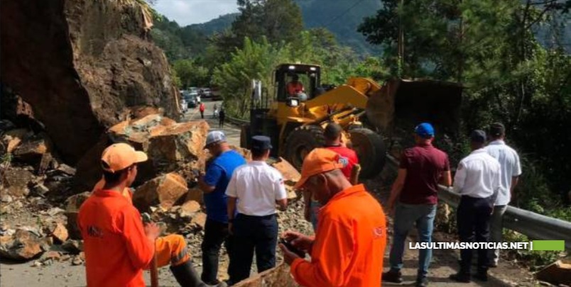 Deslizamiento de tierra afecta tránsito en carretera Jarabacoa-Constanza