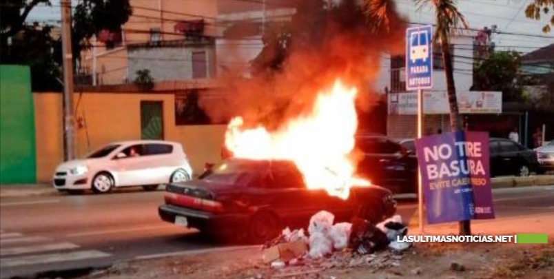 Carro se prende en candela en la República de Colombia