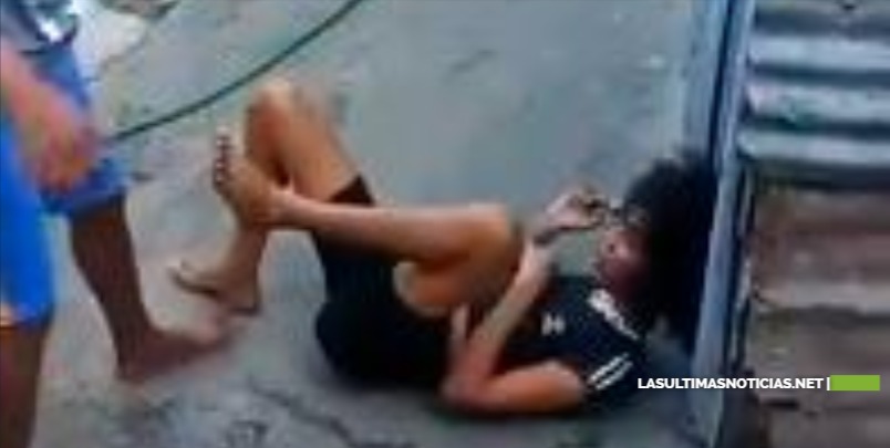 Circula en las redes video de hombre dándole una brutal golpiza a una mujer