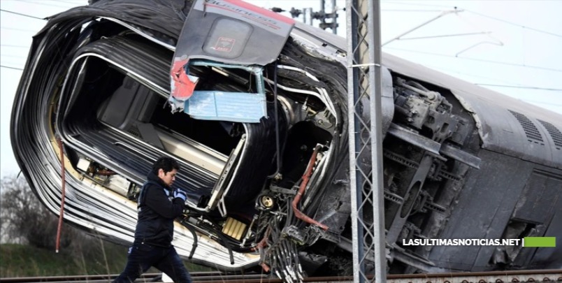 Dos muertos y 27 heridos por el descarrilamiento de un tren en Italia