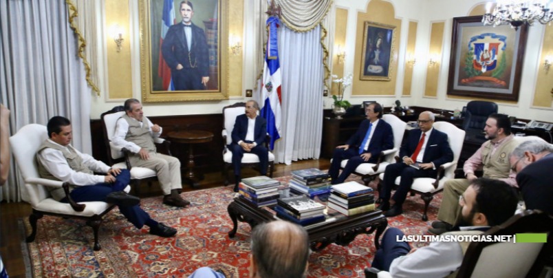 Presidente Danilo Medina recibe en Palacio Nacional a misión observadores electorales OEA