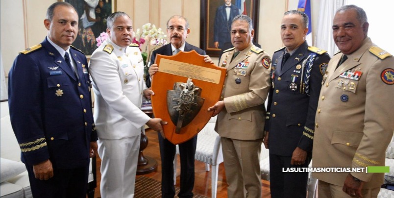 Altos mandos entregan al presidente Danilo Medina cartas de encomio en reconocimiento a las instituciones por buen desempeño desfile militar