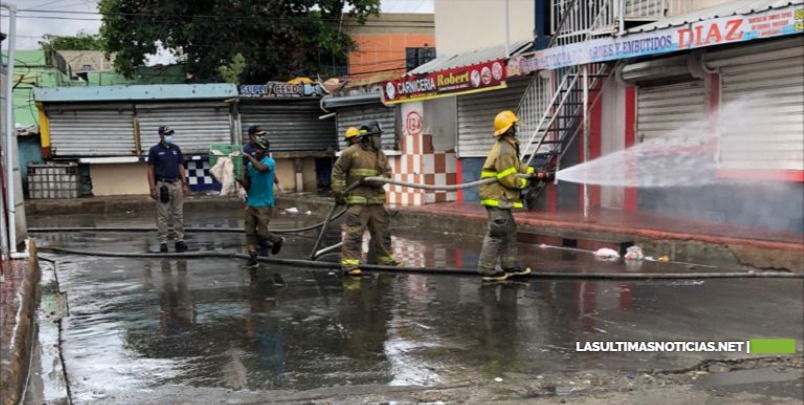 Comerciantes Mercado de Los Mina realizan jornada de limpieza y fumigación contra el Covid-19