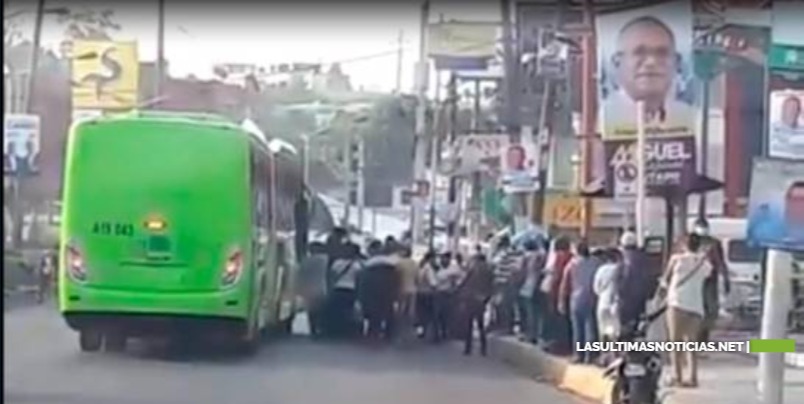 Molotes de personas esperan por autobuses de la OMSA