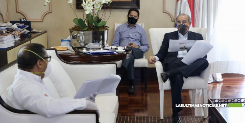 Danilo Medina recibe informe de ministro de Obras Públicas sobre avances en trabajos para sofocar incendio vertedero Duquesa