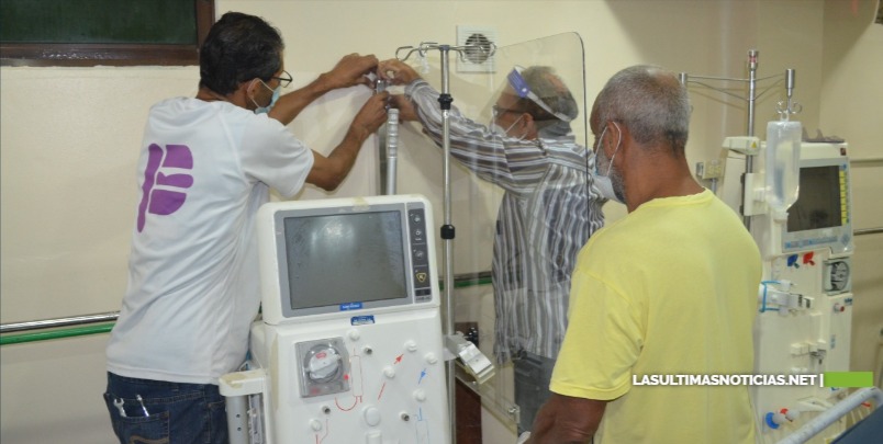 Hospital Padre Billini instala mamparas de bioseguridad en Unidad de Hemodiálisis