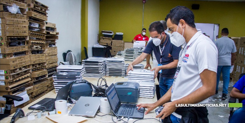 JCE inicia clonado de 9 mil laptops que entregará al MINERD para el programa de educación a distancia y virtual​