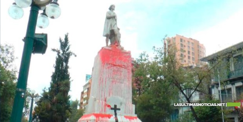 La estatua de Cristóbal Colón  calificado como genocida , aparece con pintura roja en La Paz , ciudad de Bolivia