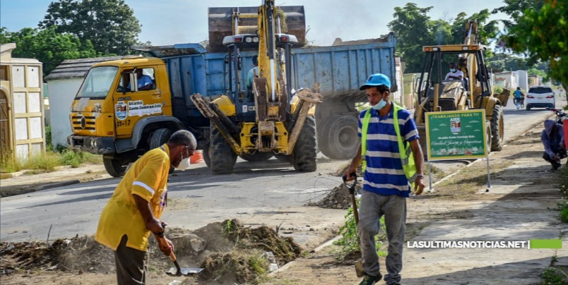 Ayuntamiento SDE va en auxilio moradores Perla Antillana continúan retiro de escombros y limpieza en cementerio Cristo Salvador