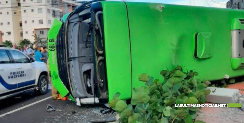 Autobus de la Omsa se vuelca en Ciudad Juan Bosch; se desconoce si hay víctimas