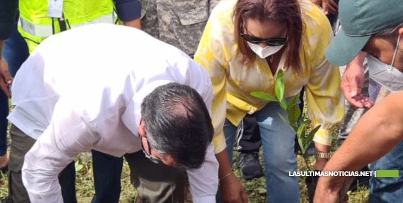 La gobernadora PSD acompaña a reforestar la avenida ecológica