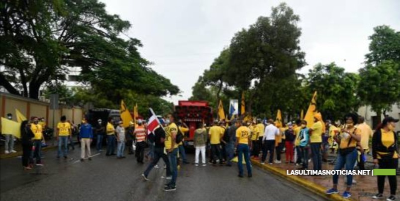 Manifestantes por el 30 % de las AFP vuelven y protestan frente al Palacio Nacional