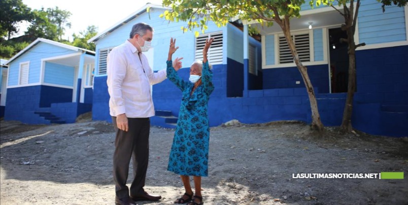 Ministro Propeep entrega cuatro casas a familias de Barahona y Ocoa