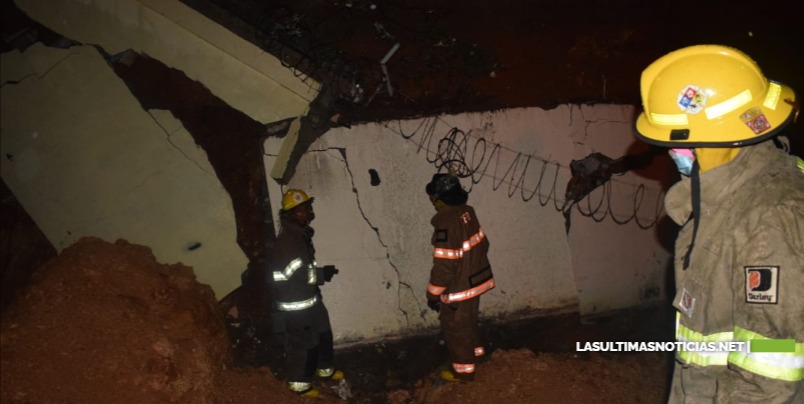 Cuerpo de Bomberos de Santo Domingo Este es llamado a asistir derrumbe de pared por deslizamiento de tierra