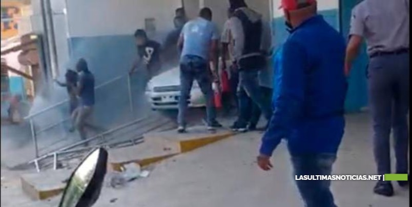 Doce personas atropelladas por un vehículo en un centro de salud de Los Guaricanos