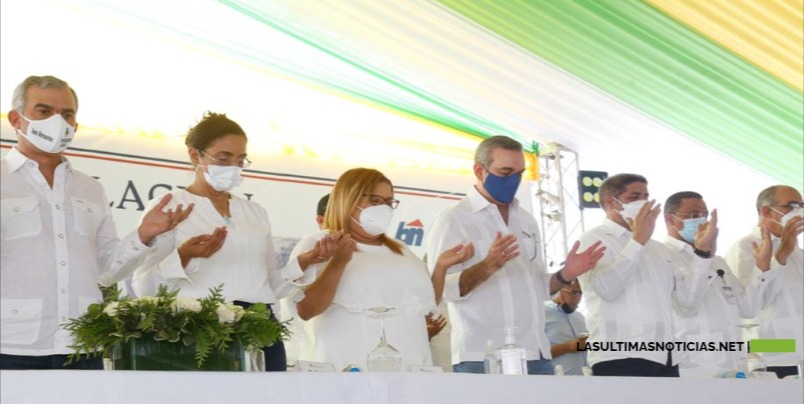 Presidente Abinader entrega más de 2,500 títulos definitivos a parceleros de Reforma Agraria en Azua