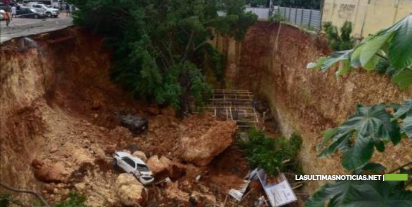 Derrumbe en Gascue; dos vehículos caen a precipicio