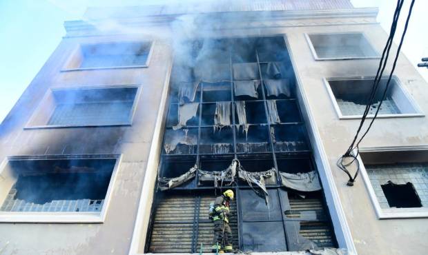 Un bombero herido y pérdidas millonarias por fuego en fábrica de papeles en Villa Juana