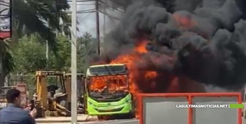 OMSA informa sobre incendio de autobús en Santiago; ocupantes salieron ilesos
