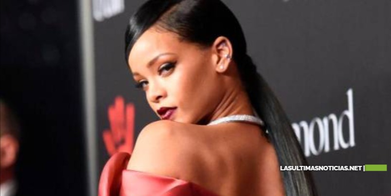 Rihanna alborota las redes sociales posando en topless