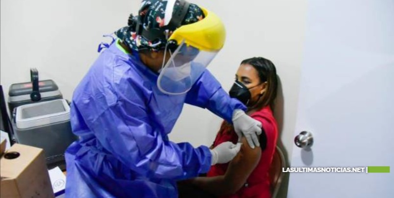 Avanza Plan de Vacunación del personal de salud en República Dominicana