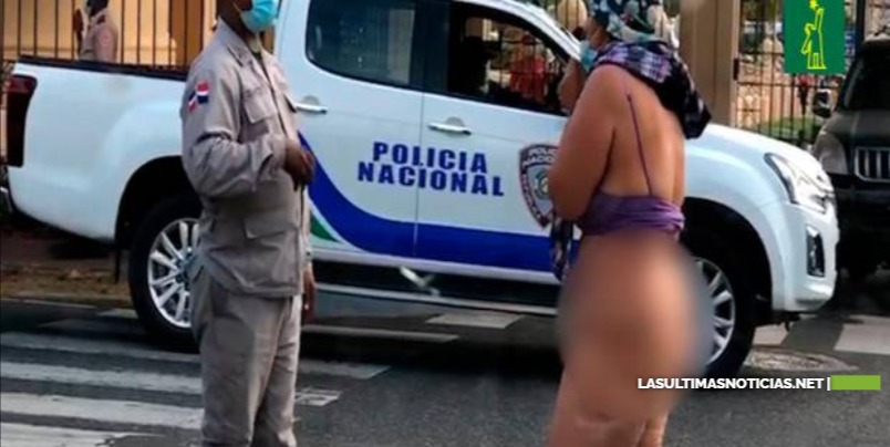 Mujer protesta desnuda frente al Palacio Nacional tras ser cancelada de Obras Públicas