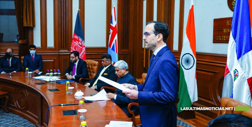 Embajador de la República Dominicana en la India, David Puig, presenta sus credenciales al Presidente de la India