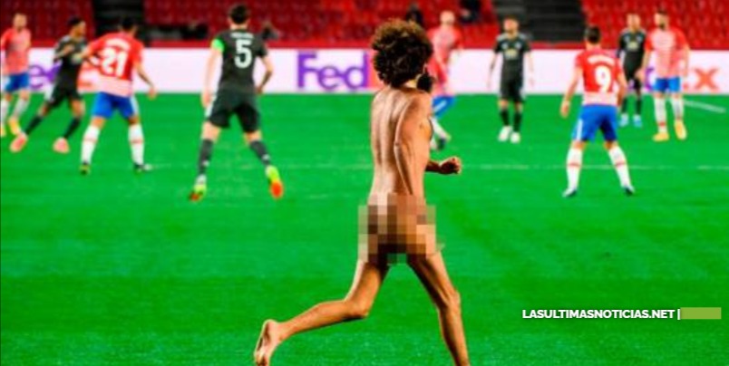 Hombre salta desnudo durante juego de fútbol en España