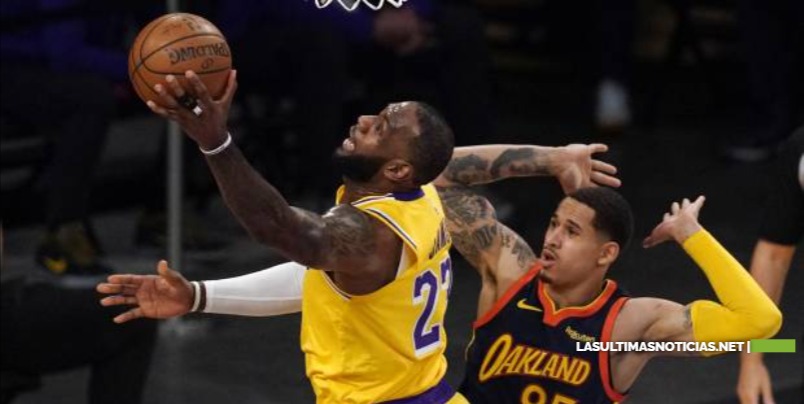 Lakers ganan a Warriors en el play-in con triple de LeBron