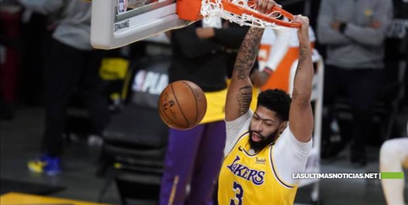 Lakers vuelven a casa en playoffs y vencen a los Suns