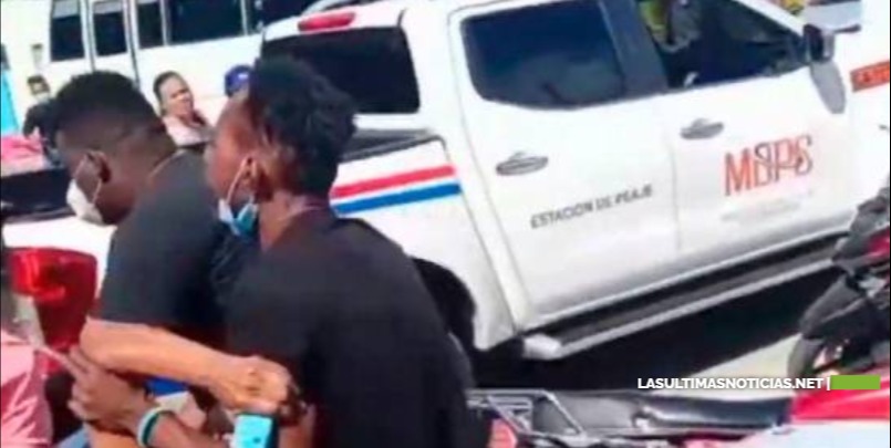 Grupo de hombres asaltan banca en La Romana y le dan un tiro a una señora de 70 años