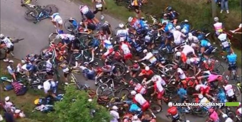 Multitudinaria caída en el pelotón en la primera etapa del Tour de Francia