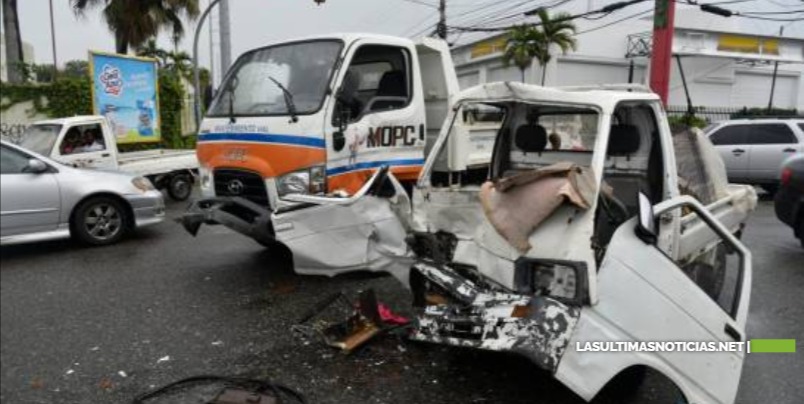 Cuatro heridos por choque entre“platanera” y camión en la Ortega y Gasset