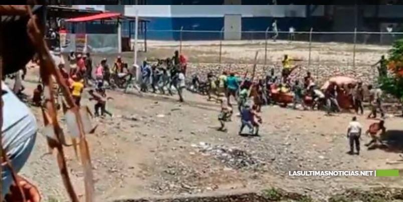 Policía haitiana dispersa a tiros a multitud que intentaba cruzar al territorio dominicano por Dajabón