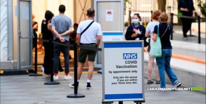 Reino Unido podría aplicar una tercera dosis de la vacuna contra el COVID en septiembre