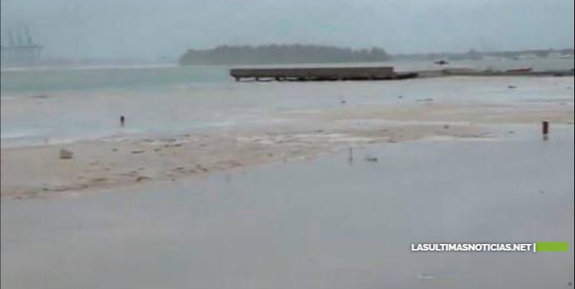 Autoridades prohíben uso de la playa Boca Chica por tormenta tropical Elsa